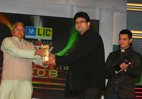 <p>Railway Minister Laloo Prasad Yadav presents the Award for Best Song Lyrics to Prasoon Joshi, for the year 2008. </p>
<div style="PADDING-BOTTOM: 5px"><font class="arial_12">Known as the 'Ad Guru of India' within advertising circles, Prasoon Joshi has been time and again appreciated for his incomparably beautiful and thoughtful lyrics in films like &lt;i&gt;Hum Tum&lt;/i&gt;,&nbsp;&lt;i&gt;Fanaa&lt;/i&gt; and &lt;i&gt;Taare Zameen Par&lt;/i&gt; - the latter being India's official entry to the Oscars in 2008. He has also created several award winning advertising campaigns for brands like Coca Cola, Happy Dent, Asian Paints and Cadbury's. </font></div>