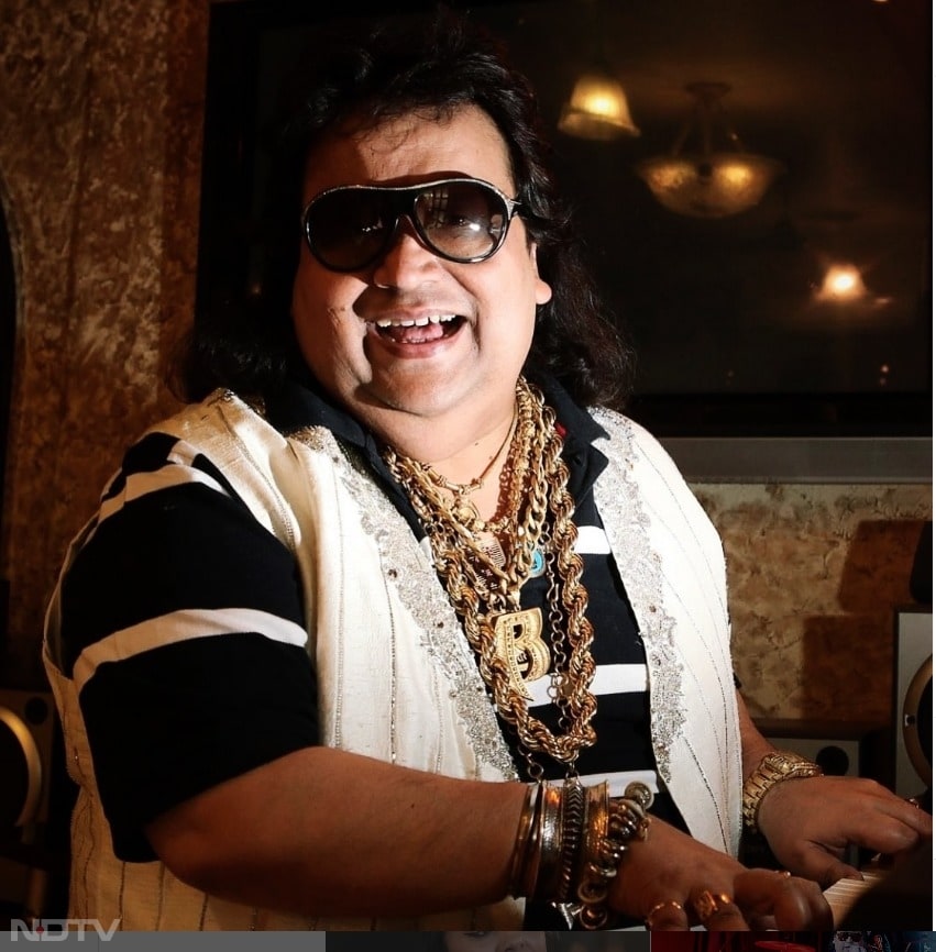 उन्हें भी अपने सूट के ऊपर काफी सारा गोल्ड पहनने का शौक था.