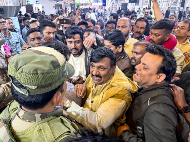 एयरपोर्ट पर अफरा-तफरी, यात्रियों में गुस्सा और बेबसी, देखिए इंडिगो संकट की फोटोज