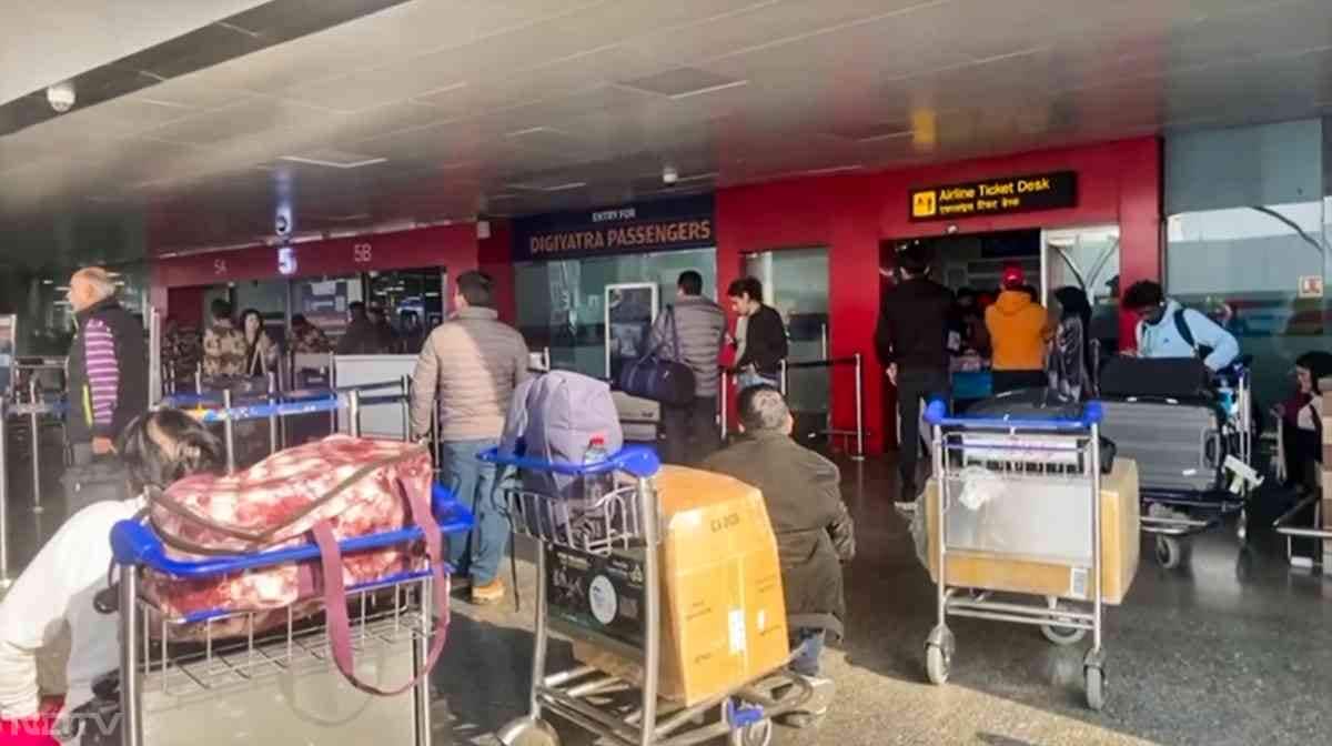 एयरपोर्ट के अंदर तो छोड़िए अब बाहर भी लोग परेशान दिख रहे हैं कोई अपनों के इंतजार में खड़ा है तो कोई किसी के लिए सामान लेकर खड़ा है.