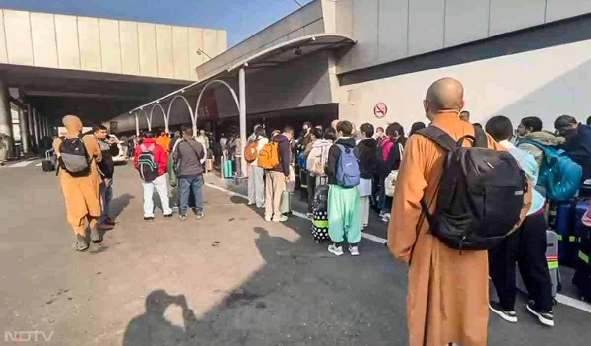 देशभर में चार दिनों में 1300 से ज्यादा इंडिगो विमान रद्द हुए हैं या उनमें देरी हुई है. देश के हर बड़े और छोटे शहरों में घरेलू और अंतरराष्ट्रीय उड़ानों पर असर हुआ है, जिससे यात्रियों का बुरा हाल है.