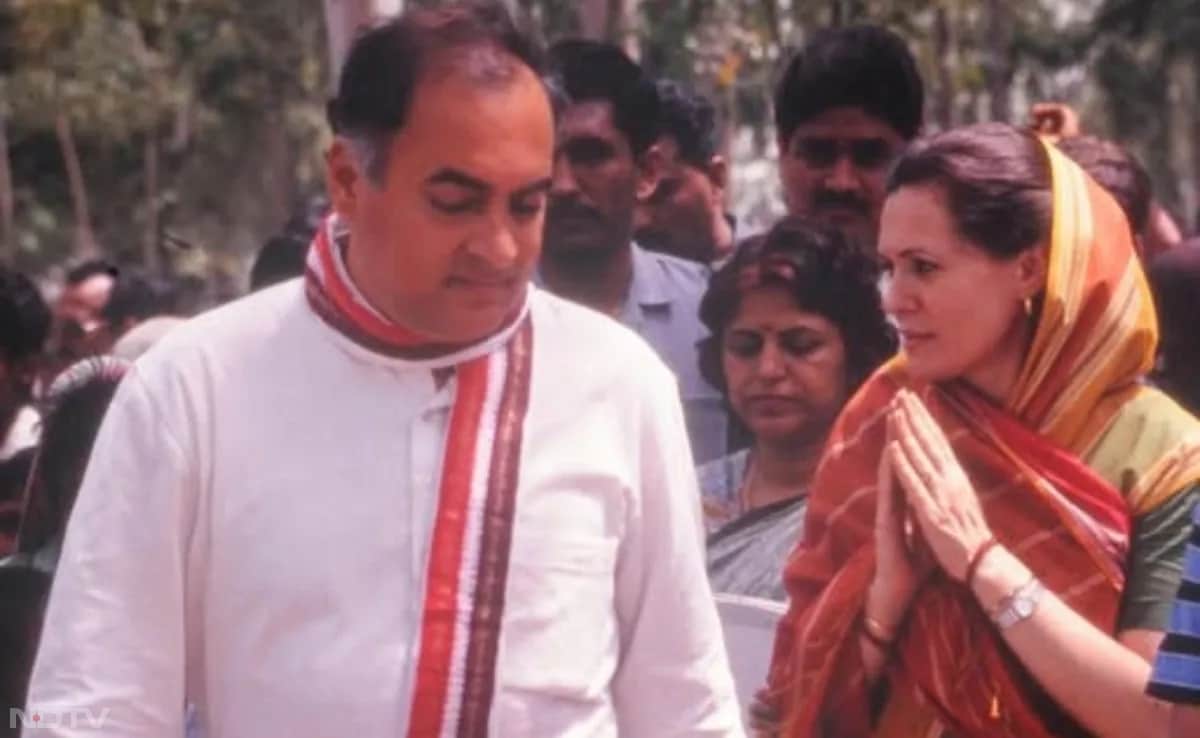 राजीव गांधी ने शुरूआत में सोनिया को यह नहीं बताया था कि वो किस परिवार से आते हैं. बाद में एक अखबार में इंदिरा गांधी की तस्वीर छपी. उसे दिखाकर राजीव ने बताया था कि वह भारत के प्रधानमंत्री के बेटे हैं.