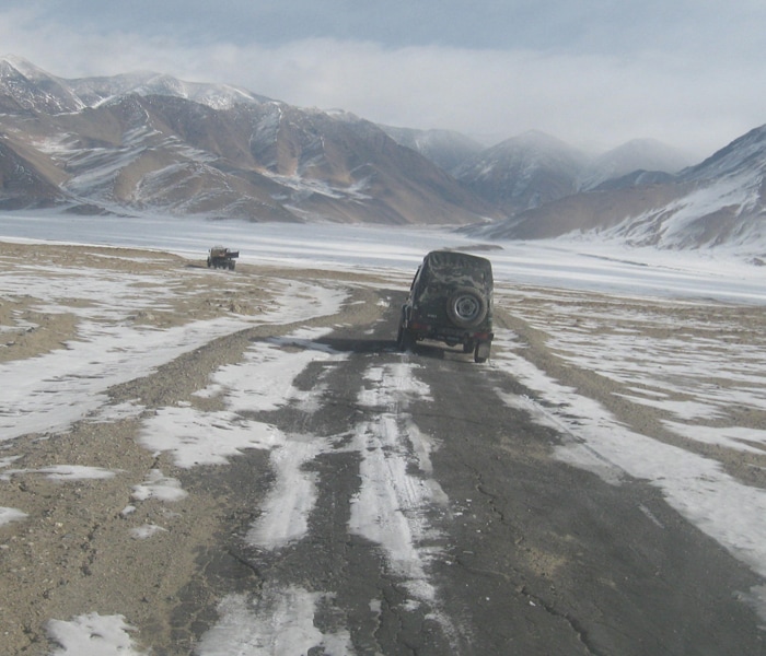 The snow-bound road between Loma and Chushul.(NDTV photo)