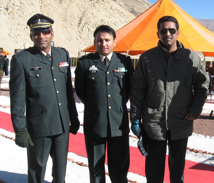 Indian and Chinese soldiers are seen mixing business with pleasure in Ladakh on January 26.(NDTV photo)