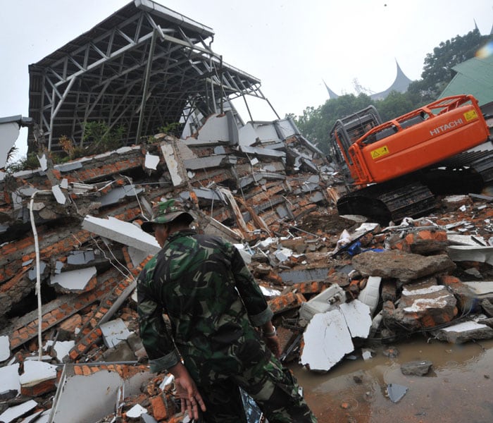 Indonesian soldiers search victims from a collapse building in Padang, West Sumatra, on October 1, 2009 after a 7.9 strong earthquake hits the area. Hundreds of people are reported killed and thousands feared trapped in a huge earthquake that struck Indonesia's Sumatra island. AFP PHOTO