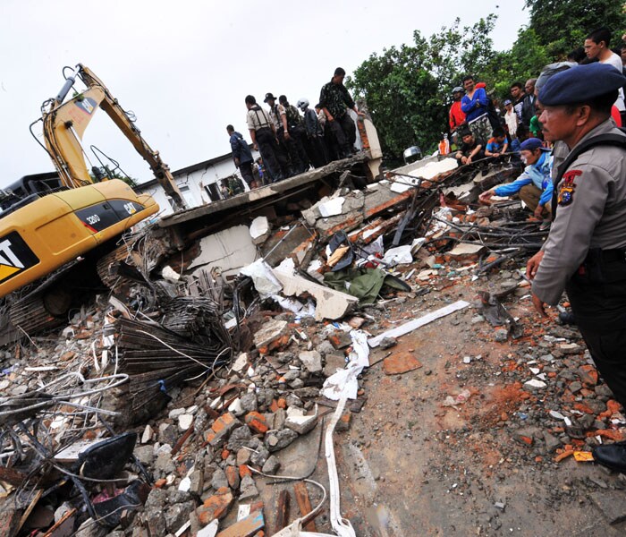 Indonesian police search for survivors from a collapsed school in Padang, West Sumatra, on October 1, 2009 after a 7.9 strong earthquake hits the area. AFP PHOTO