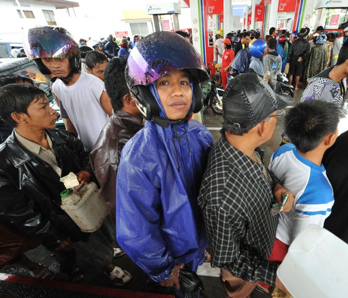 People queue for gasoline in Padang, West Sumatra, on October 1, 2009 after a 7.9 strong earthquake hit the area. AFP PHOTO&nbsp;