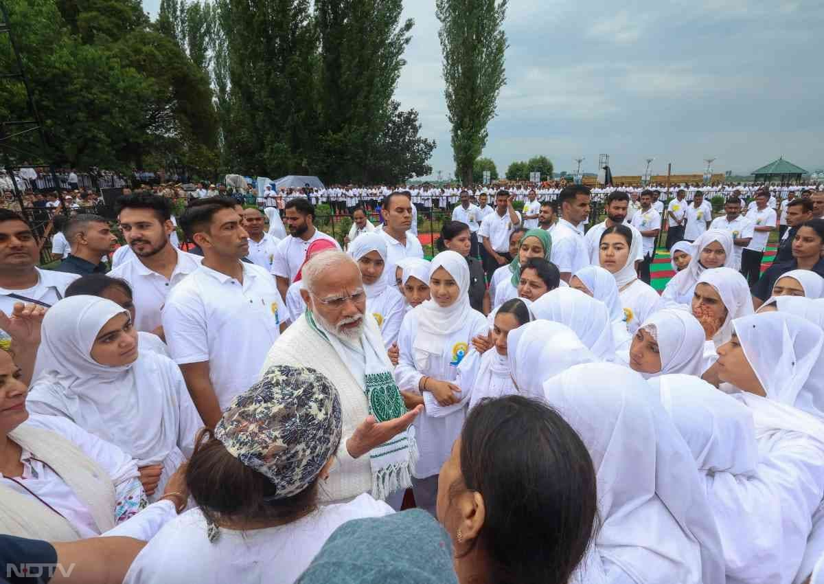 इस बार योग दिवस का थीम 'योग स्वयं और समाज के लिए' है. इसका मतलब योग खुद की और समाज की भलाई के लिए है.