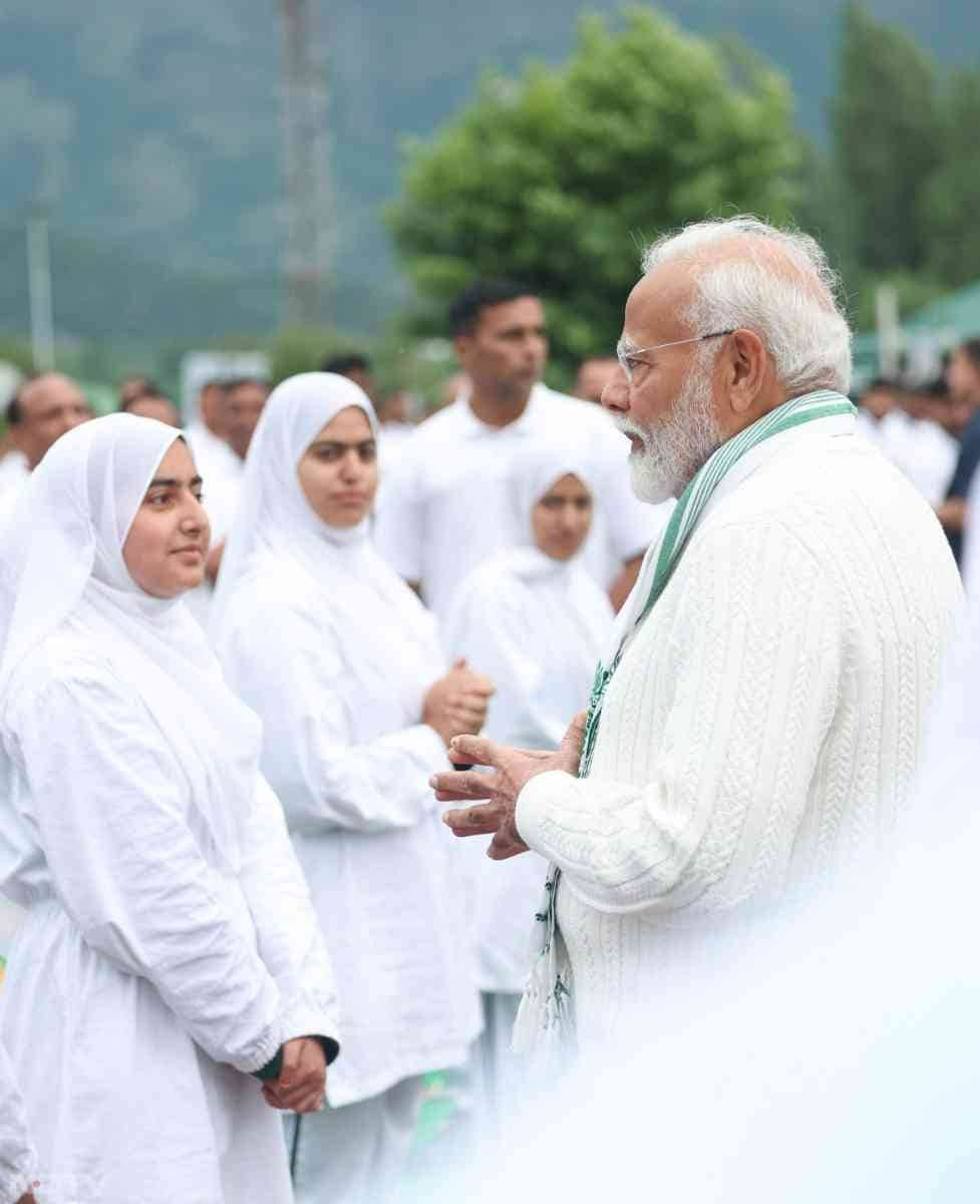 साथ ही प्रधानमंत्री मोदी ने जनता को संबोधित करते हुए लोगों को योग के बारे में प्रेरित भी किया.