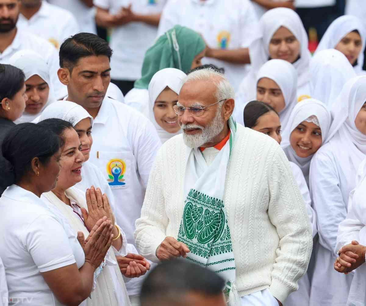 लगातार तीसरी बार प्रधानमंत्री बनने के बाद पीएम मोदी ने जम्मू-कश्मीर के श्रीनगर में योग दिवस मनााय.