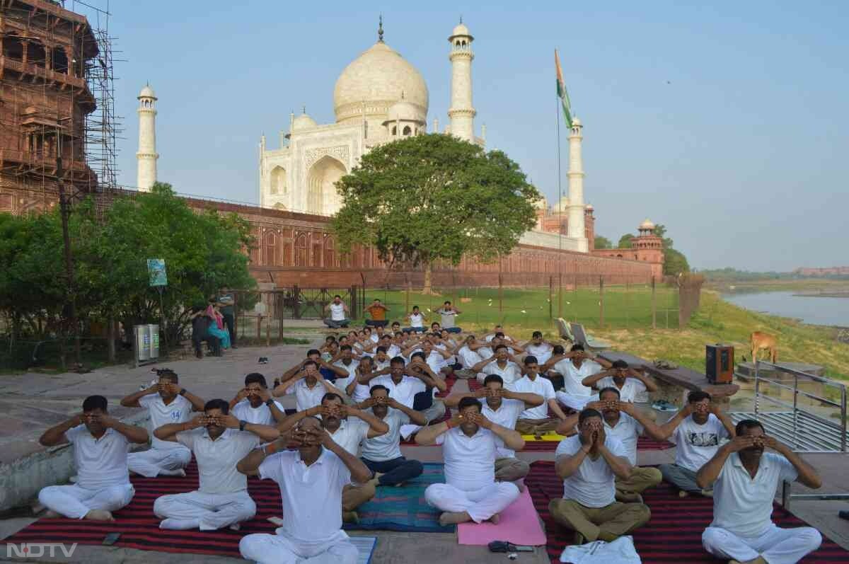 आगरा में ताज महल के पीछे दशहरा घाट पर 10वें अंतर्राष्ट्रीय योग दिवस पर लोग योग करते हुए. फोटो: पीटीआई