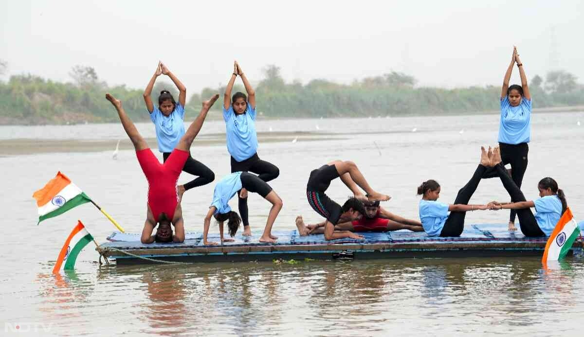 नई दिल्ली में 10वें अंतर्राष्ट्रीय योग दिवस पर समारोह के दौरान सोनिया विहार में यमुना नदी पर लोग योग करते हुए नज़र आए. फोटो: पीटीआई