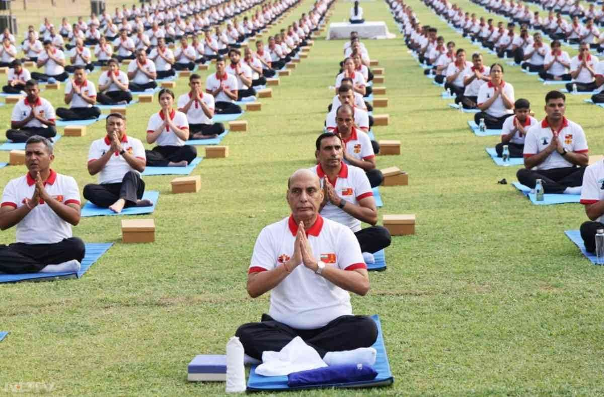 रक्षा मंत्री राजनाथ सिंह ने 10वें अंतर्राष्ट्रीय योग दिवस मनाने में सशस्त्र बलों का नेतृत्व किया. फोटो: पीटीआई