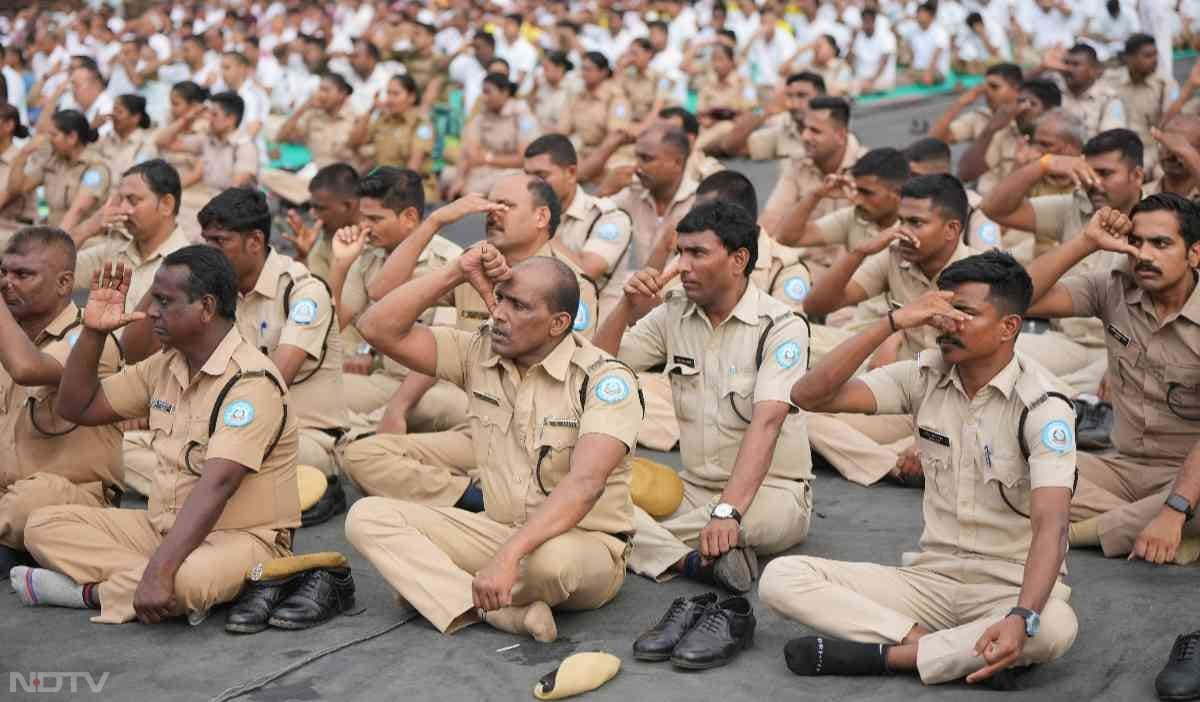 वहीं, अंतर्राष्ट्रीय योग दिवस के मौके पर मुंबई में महाराष्ट्र होमगार्ड के जवानों ने गेटवे ऑफ इंडिया पर योग किया. फोटो: पीटीआई