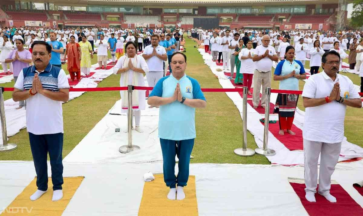 केंद्रीय मंत्री जेपी नड्डा, केंद्रीय राज्य मंत्री हर्ष मल्होत्रा और दिल्ली भाजपा अध्यक्ष वीरेंद्र सचदेवा ने भी योग दिवस पर नई दिल्ली में यमुना स्पोर्ट्स कॉम्प्लेक्स में योग किया. फोटो: पीटीआई