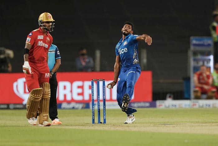 Basil Thampi took two wickets for MI in four overs