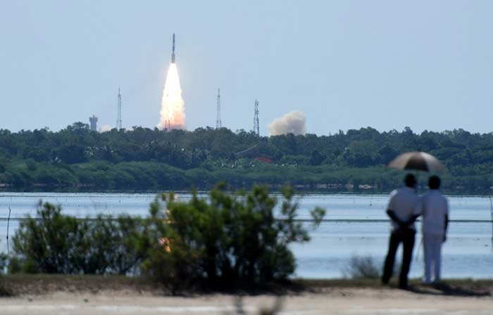 Bystanders watch as Indian Space Research Organisation's (ISRO) satellite CARTOSAT-2, along with 20 other satellites from the US, Canada, Germany and Indonesia on board the Polar Satellite Launch Vehicle (PSLV-C34). (AFP Photo)