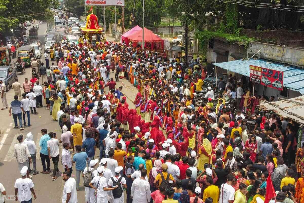 धनबाद में इस्कॉन द्वारा आयोजित रथ यात्रा में कलाकारों ने प्रस्तुति दी. फोटो: पीटीआई