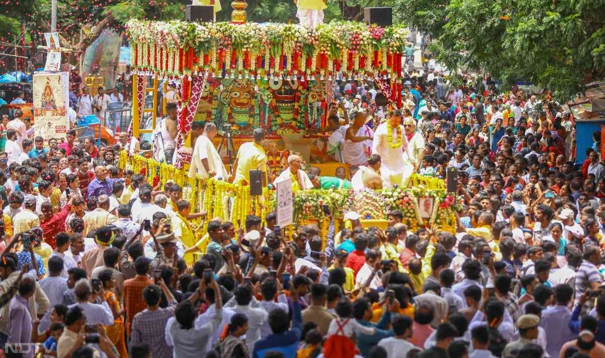 हैदराबाद में भगवान जगन्नाथ की वार्षिक 'रथ यात्रा' में कई श्रद्धालुओं ने भाग लिया. फोटो: पीटीआई