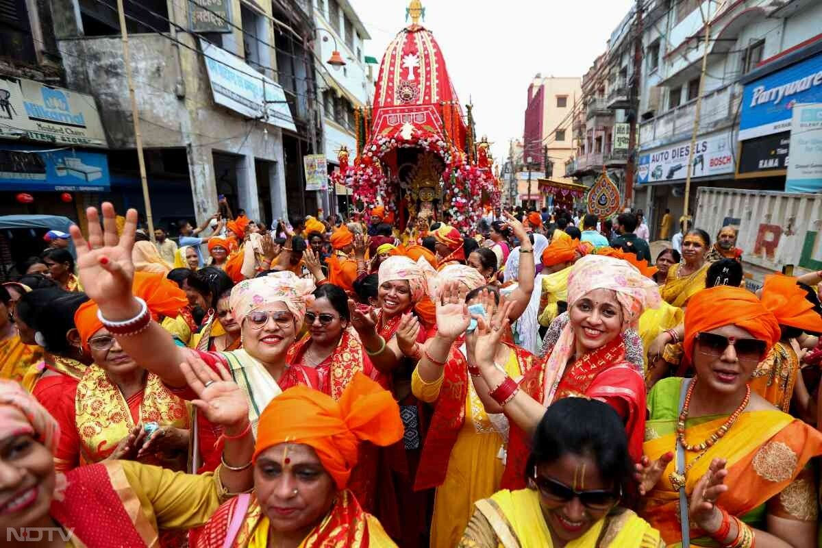 प्रयागराज में भगवान जगन्नाथ की रथ यात्रा में डांस करती महिलाएं. फोटो: पीटीआई