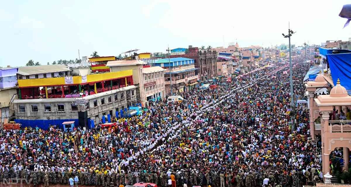 पुरी में भगवान जगन्नाथ की रथ यात्रा में हिस्सा लेने के लिए सैकड़ों और हजारों भक्त इकट्ठा हुए. फोटो: एएनआई