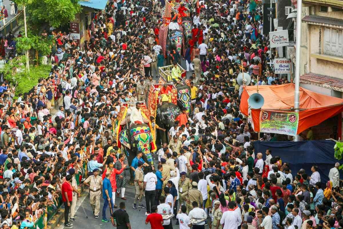 ओडिशा के पुरी से लेकर कोलकाता, अहमदाबाद समेत हर जगह आज देशभर में जगन्नाथ रथ यात्रा निकाली जा रही है. फोटो: एएनआई