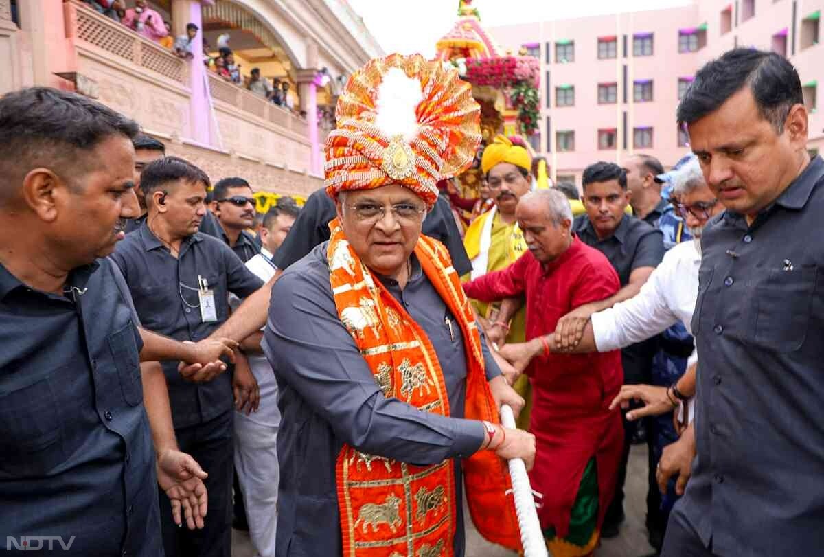 गुजरात के मुख्यमंत्री भूपेन्द्र पटेल ने अहमदाबाद में 147वीं रथ यात्रा के अवसर पर भगवान जगन्नाथ का रथ भी खींचा. फोटो: एएनआई