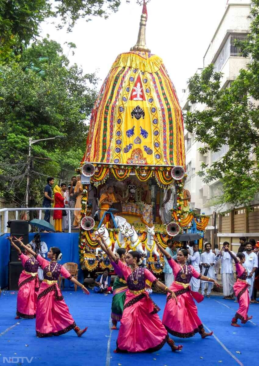 कोलकाता के इस्कॉन मंदिर में भगवान जगन्नाथ की रथयात्रा शुरू होने से पहले कलाकारों ने प्रस्तुति दी. फोटो: एएनआई