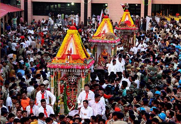 कुछ यूं श्रद्धालुओं के प्यार और शानो शौकत के साथ निकली भगवान जगन्नाथ यात्रा...