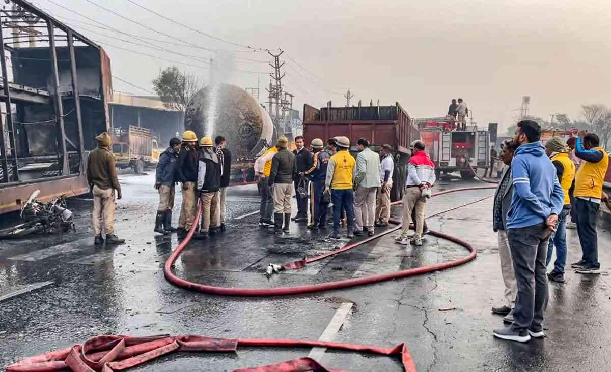 हादसे वाली जगह पर मौजूद लोगों ने बताया कि आग की लपटें एक किलोमीटर दूर से नजर आ रही थीं और हाईवे का एक बड़ा हिस्सा ‘‘आग के गोले'' में तब्दील हो गया था.