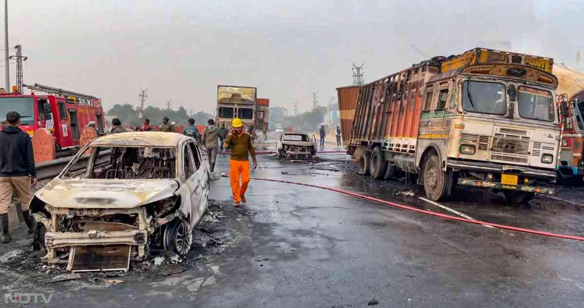 जयपुर में ये जानलेवा हादसा भांकरोटा के पास जयपुर-अजमेर नेशनल हाईव पर तब हुआ, जब गैस से भरा एक ट्रक दूसरे ट्रकों से टकरा गया.