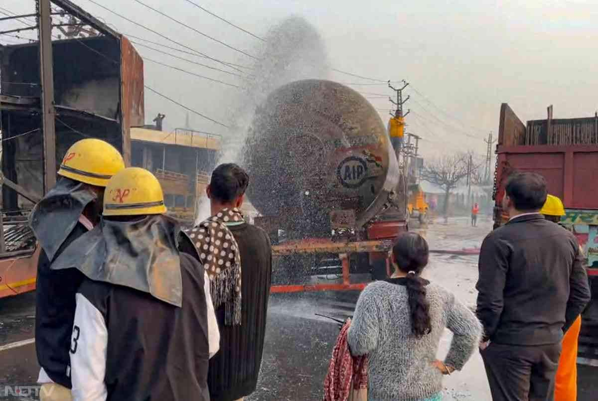 भांकरोटा थाना के प्रभारी मनीष गुप्ता ने बताया, ‘‘आग ने कई ट्रकों को अपनी चपेट में ले लिया. कई लोग झुलस गए हैं, जिन्हें एंबुलेंस के जरिए अस्पताल ले जाया गया है.''