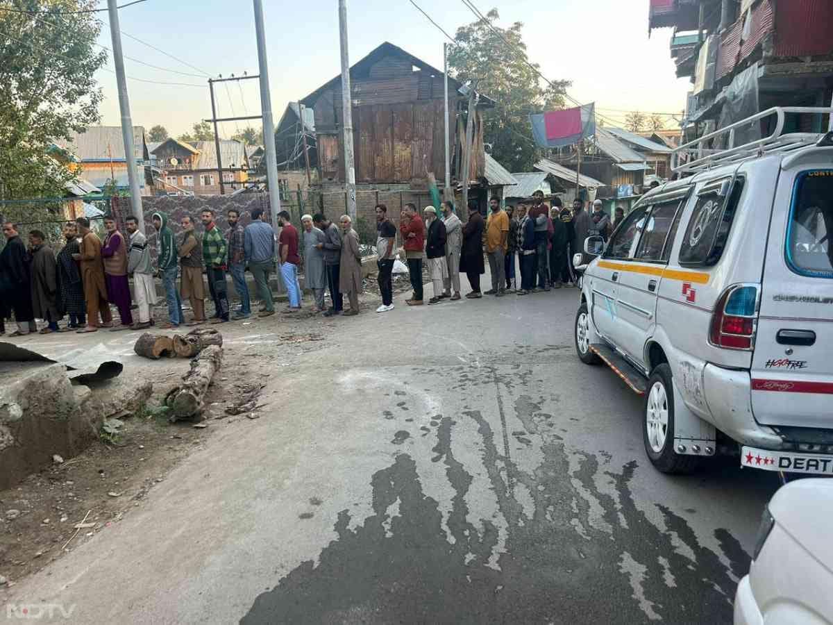 जम्मू-कश्मीर विधानसभा चुनाव के पहले चरण के लिए वोटिंग जारी है. मतदाताओं में वोटिंग करने के लिए उत्साह देखा जा रहा है. जम्मू-कश्मीर में विधानसभा चुनाव तीन चरणों में होने हैं. (इमेज क्रेडिट- नीता शर्मा)