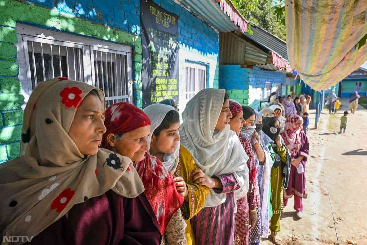 बुधवार सुबह-सुबह कश्मीर के एक बूथ पर वोटिंग के लिए अपनी बारी का इंतजार करतीं महिलाएं.