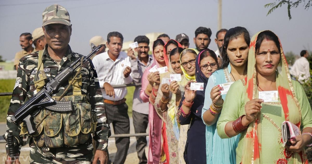 यह तस्वीर शोपियां की की है.  ...और ऊंगली पर यह वोट का निशान घाटी की हवा में जहर घोलने वाले नापाक मंसूबों को करारा जवाब है. शोपियां में 11 बजे तक 26 पर्सेंट हो चुकी थी.