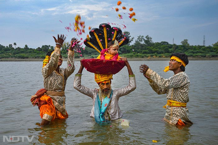 आगरा में, जनाष्टमी पर यमुना नदी में भगवान कृष्ण के जन्म की कहानी का प्रतिनिधित्व करने वाली एक 'झांकी' निकालते हुए श्रद्धालु. फोटो:पीटीआई