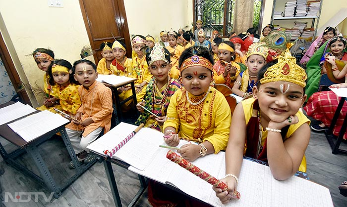 पटना में, जन्माष्टमी उत्सव समारोह के दौरान एक स्कूल में भगवान कृष्ण की पोशाक पहने छात्र. फोटो:पीटीआई