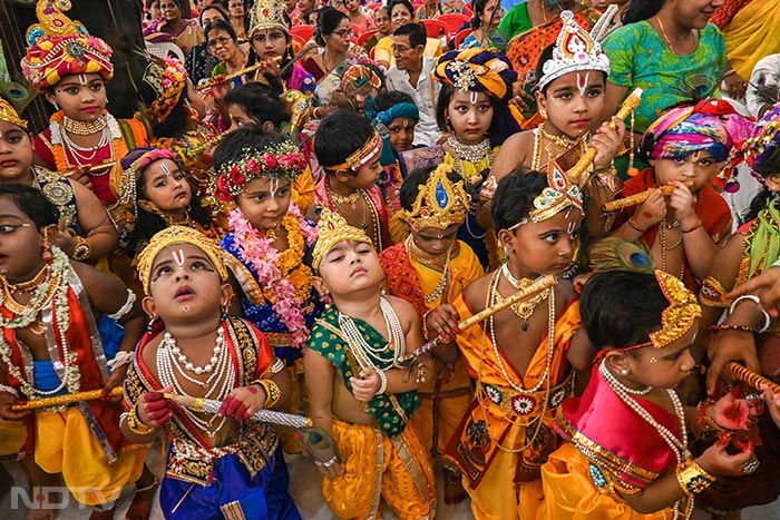 अगरतला के श्री कृष्ण मंदिर में एक पोशाक प्रतियोगिता में भाग लेते बच्‍चे. फोटो:पीटीआई