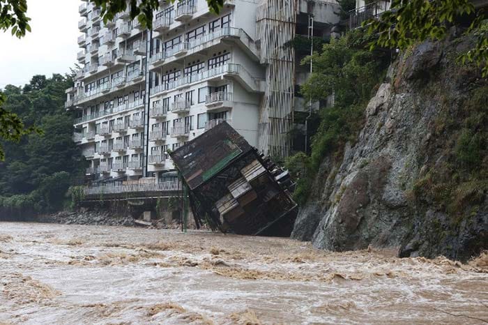 A hotel building falls into the floodwaters at Nikko mountain resort in Tochigi prefecture, north of Tokyo on September 10, 2015. (AFP Photo)