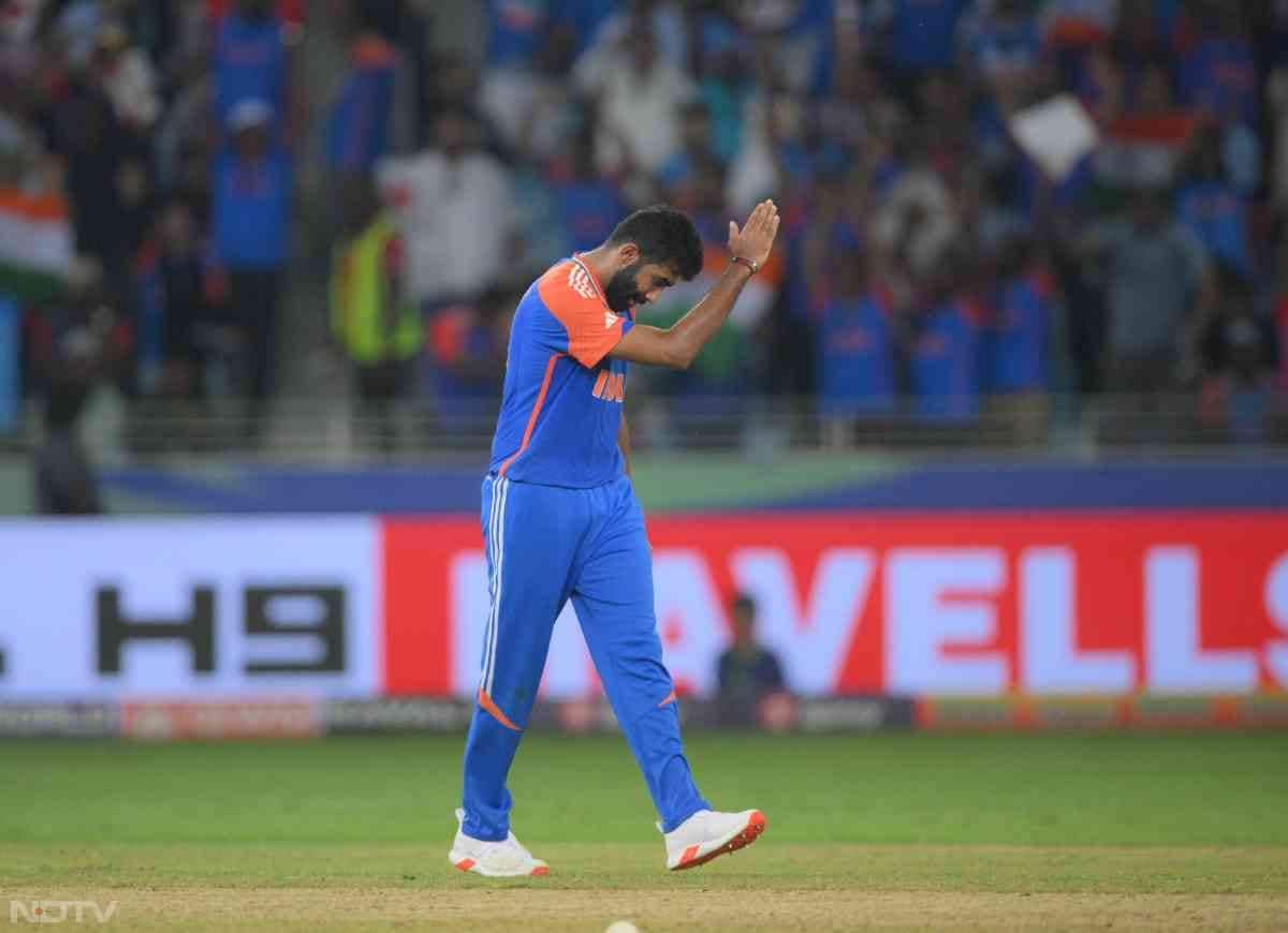 पूर्व भारतीय क्रिकेटर इरफान पठान ने जसप्रीत बुमराह के सेलिब्रेशन को देख सोशल मीडिया पर लिखा, 'फ्लाइट लैंड करा दी बुमराह ने'