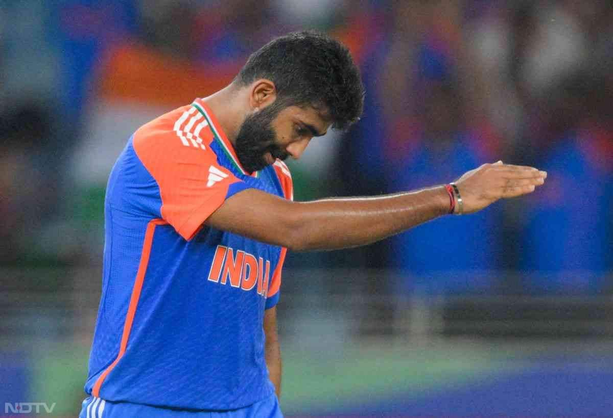 जसप्रीत बुमराह ने पाकिस्तानी बॉलर हारिस रऊफ को बोल्ड करने के बाद दाहिना हाथ ऊपर से नीचे की तरफ गिरता हुआ दिखाया.