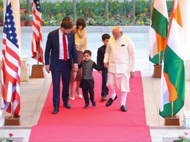 परिवार समेत प्रधानमंत्री आवास पहुंचे अमेरिकी उपराष्ट्रपति जेडी वेंस, PM मोदी ने किया स्‍वागत; देखें तस्‍वीरें