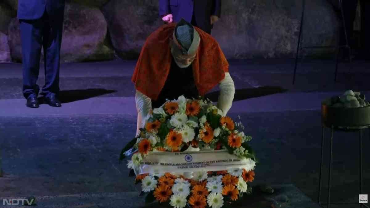 प्रधानमंत्री मोदी ने होलोकॉस्ट केंद्र में शहीदों को श्रद्धांजलि अर्पित की. pic credit-ANI
