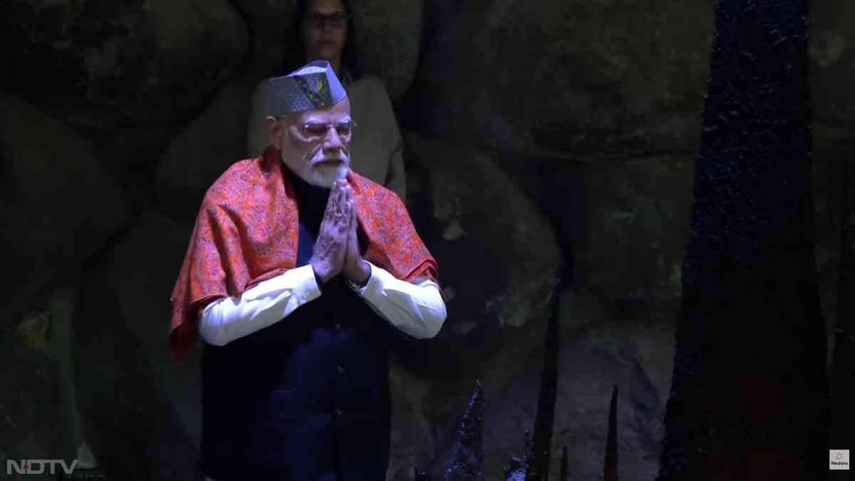 स्मृति केंद्र में पीएम मोदी ने मौन भी रखा. pic credit-ANI