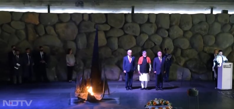 पीएम मोदी ने विजिटर बुक में शांति का संदेश भी लिखा. pic credit-ANI