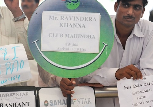 <span class="lh16 fa fs12 fb">Greeters wait at the arrival terminal for guests scheduled to arrive by Jet Airways and Jetlight flights at the city airport in Mumbai on September 8, 2009. (AFP Photo)</span>