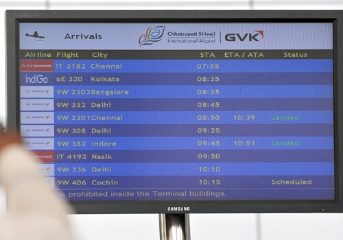 <span class="lh16 fa fs12 fb">People watch a flight arrival status display monitor at the city airport in Mumbai on September 8, 2009. (AFP Photo)</span>