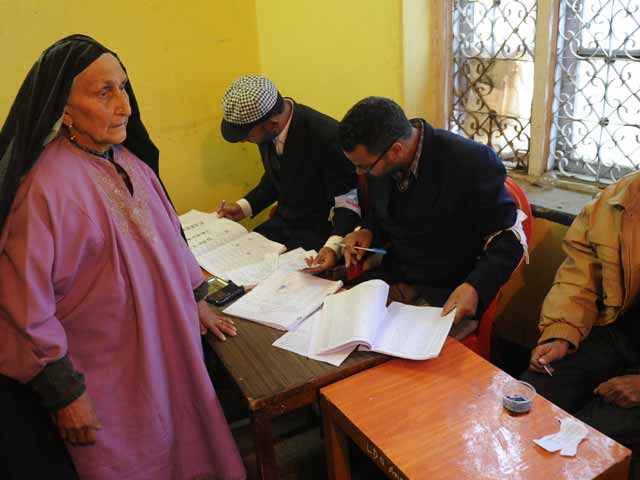 Threat of violence sees Kashmir vote in small numbers