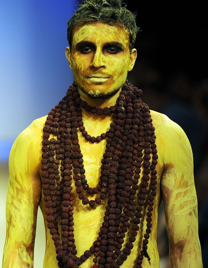 A model showcases a creation by designer Krishna Mehta on the third day of Lakme Fashion Week (LFW) Spring/Summer 2010 in Mumbai on September 20, 2009. (Pics: AFP)