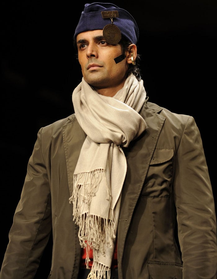 A model showcases a creation by Indian fashion house Lecoanet Hemant on the third day of Lakme Fashion Week (LFW) Spring/Summer 2010 in Mumbai on September 20, 2009. (Pics: AFP)